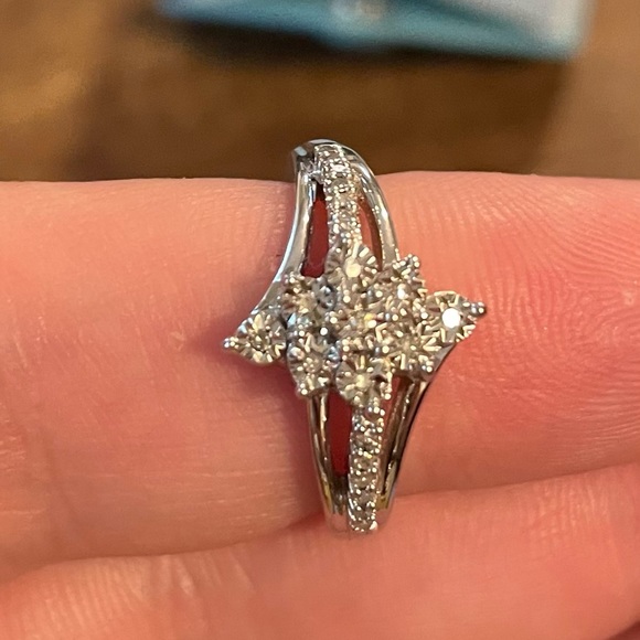 Antique Style Marquise 1/4 ct Diamond Ring - Picture 3 of 9